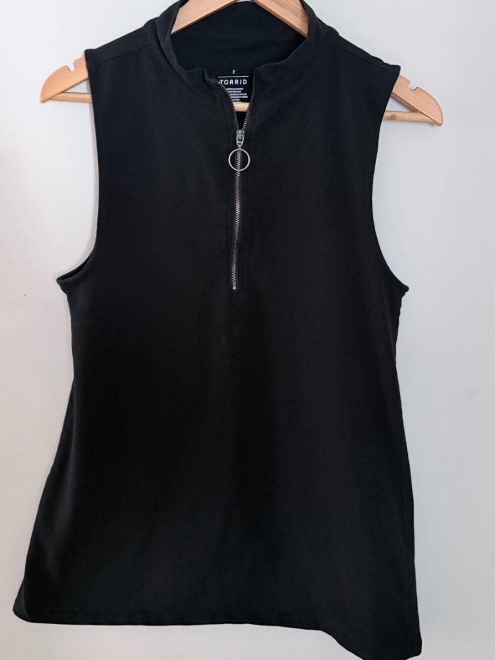 Torrid Black Sleeveless Mock Neck Half Zip Top Size 2 Plus Ring Pull
